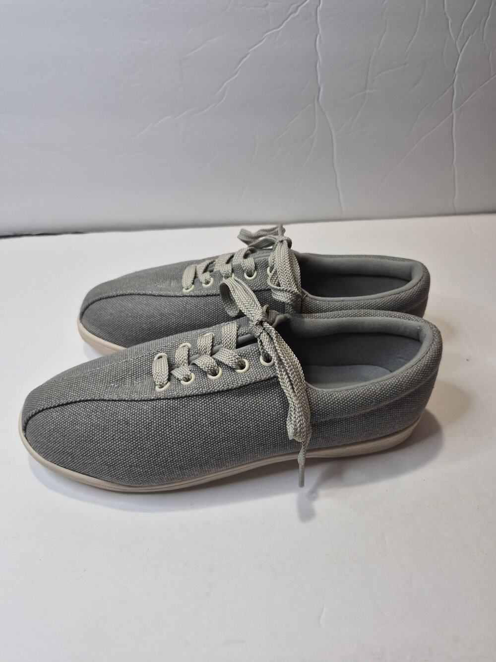 Easy Spirit size 7 1/2W. Color is Light grey.